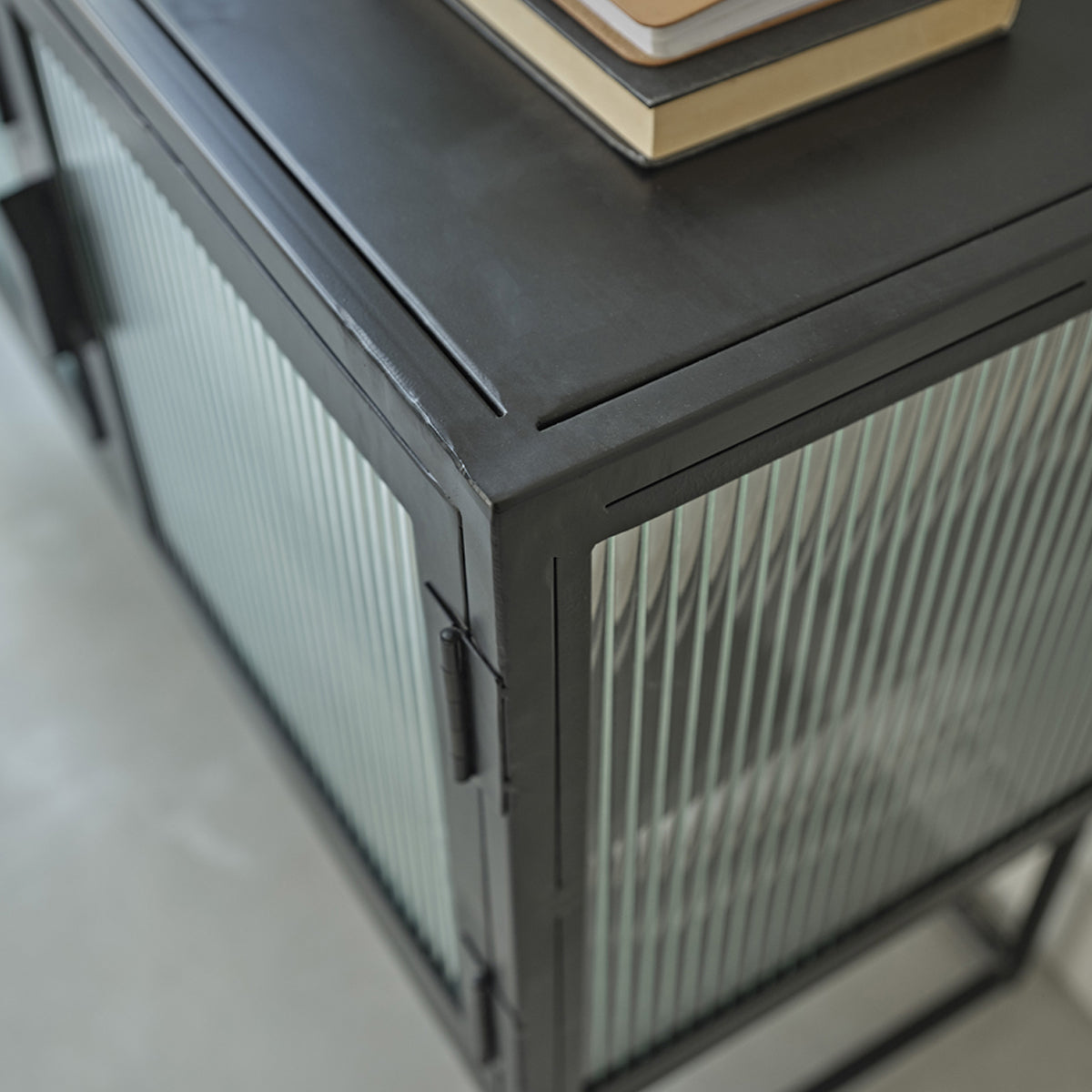 617-buffet_en_metal_et_verre_ondule_120_cm-06.jpg