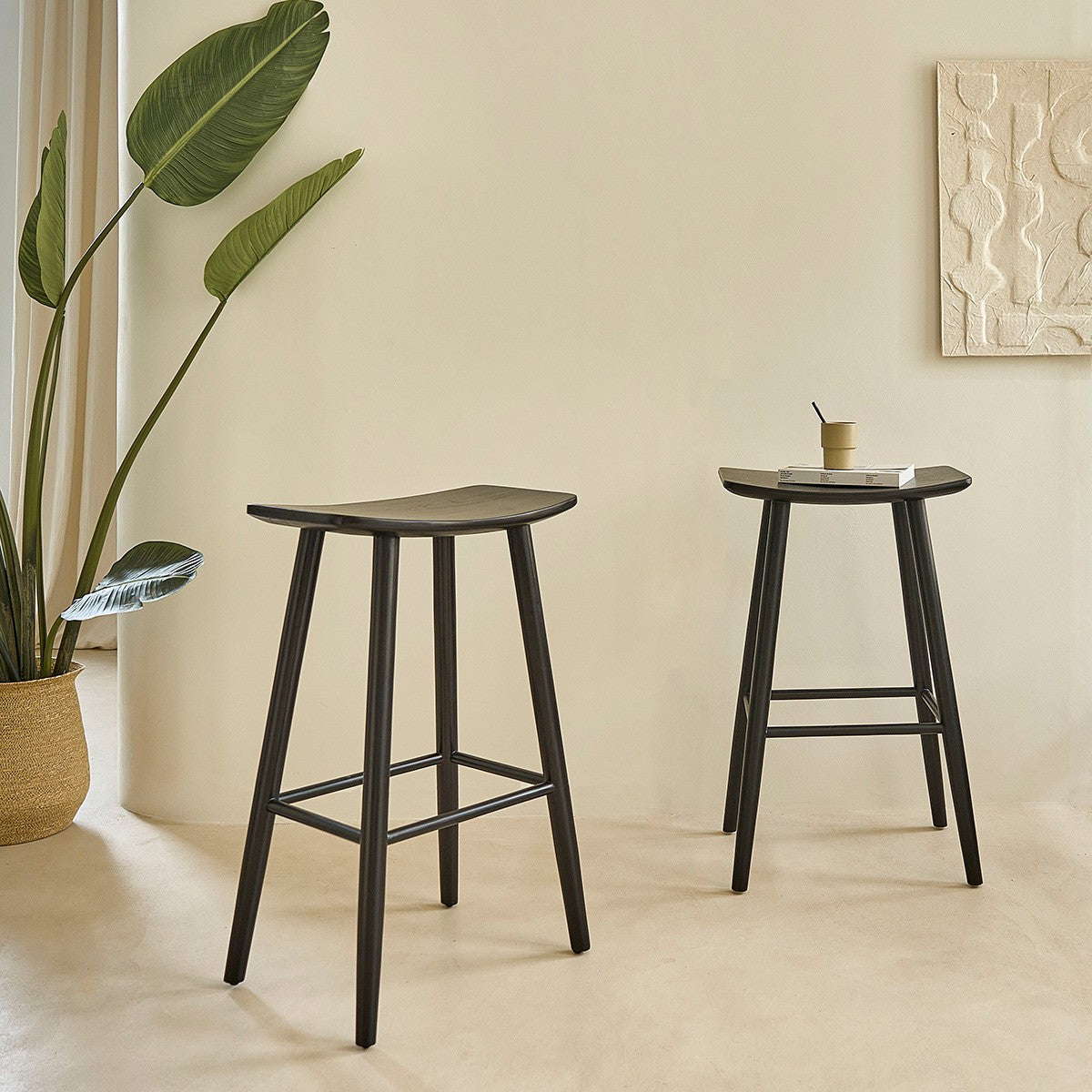 1816B-lot_de_2_tabourets_de_bar_en_teck_massif_noir_75_cm-01.jpg