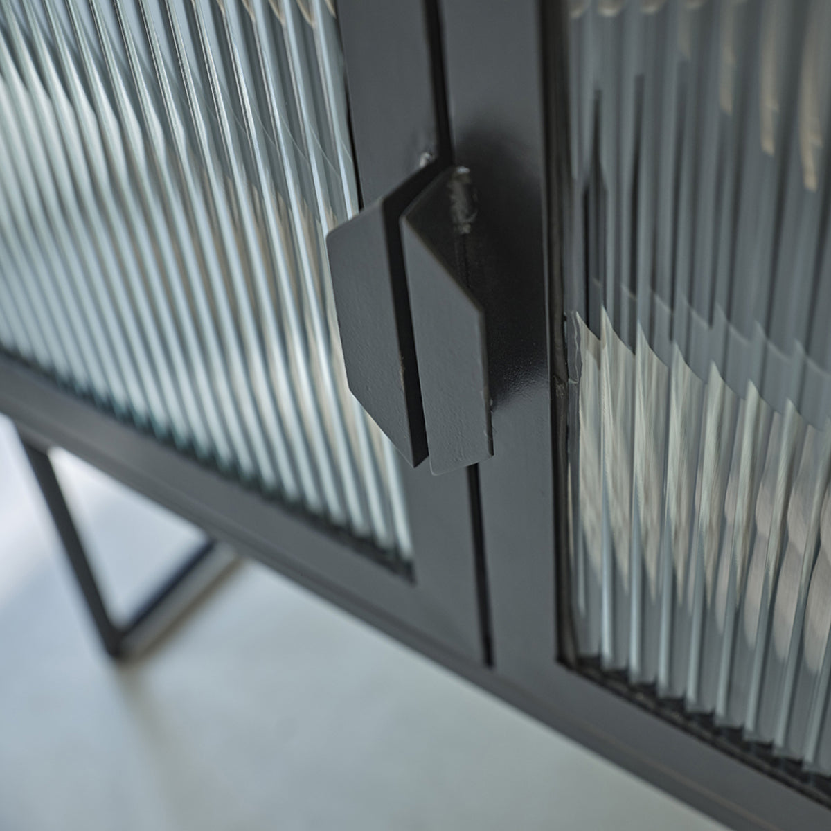 617-buffet_en_metal_et_verre_ondule_120_cm-04.jpg