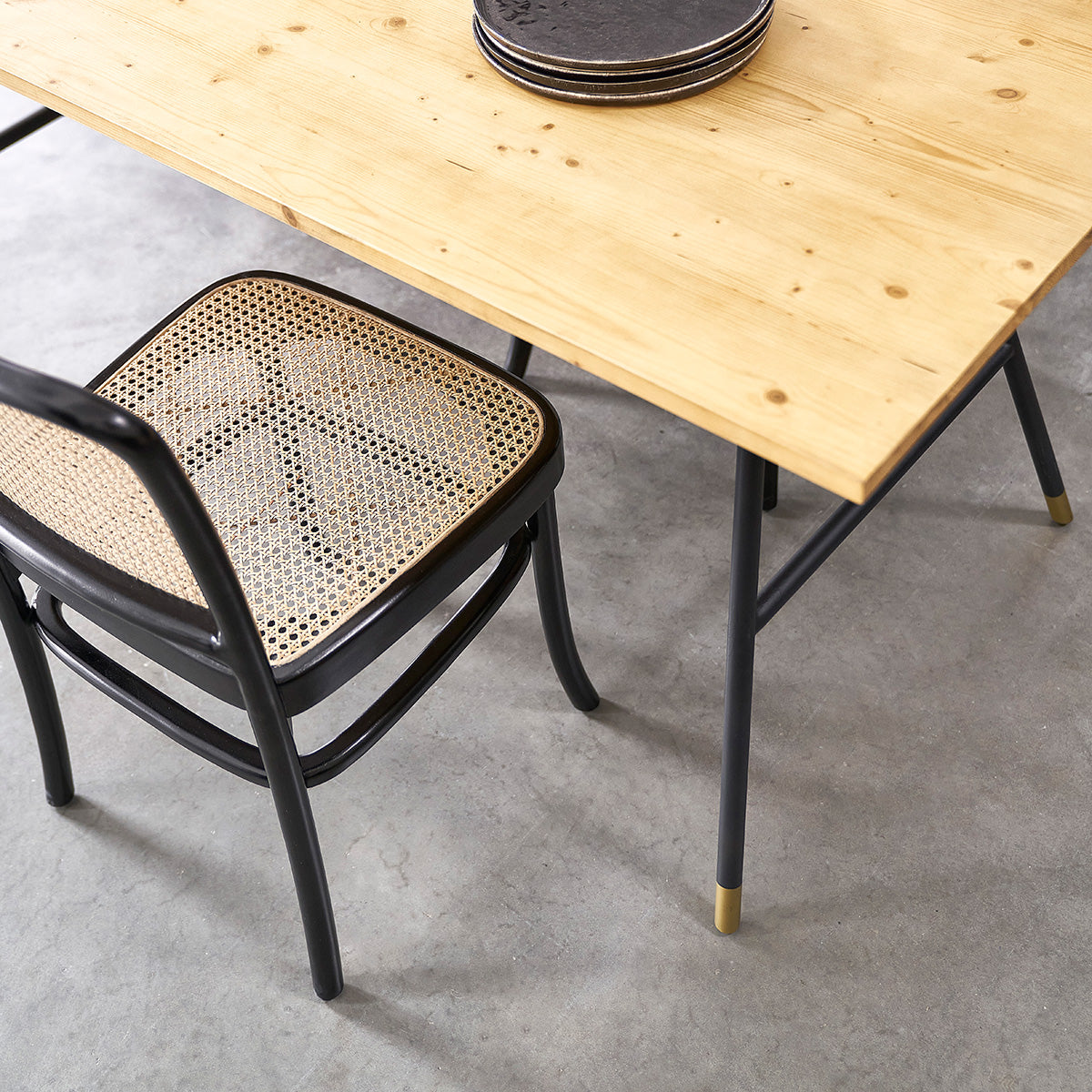 713-table_en_pin_massif_et_metal_6_pers-05.jpg