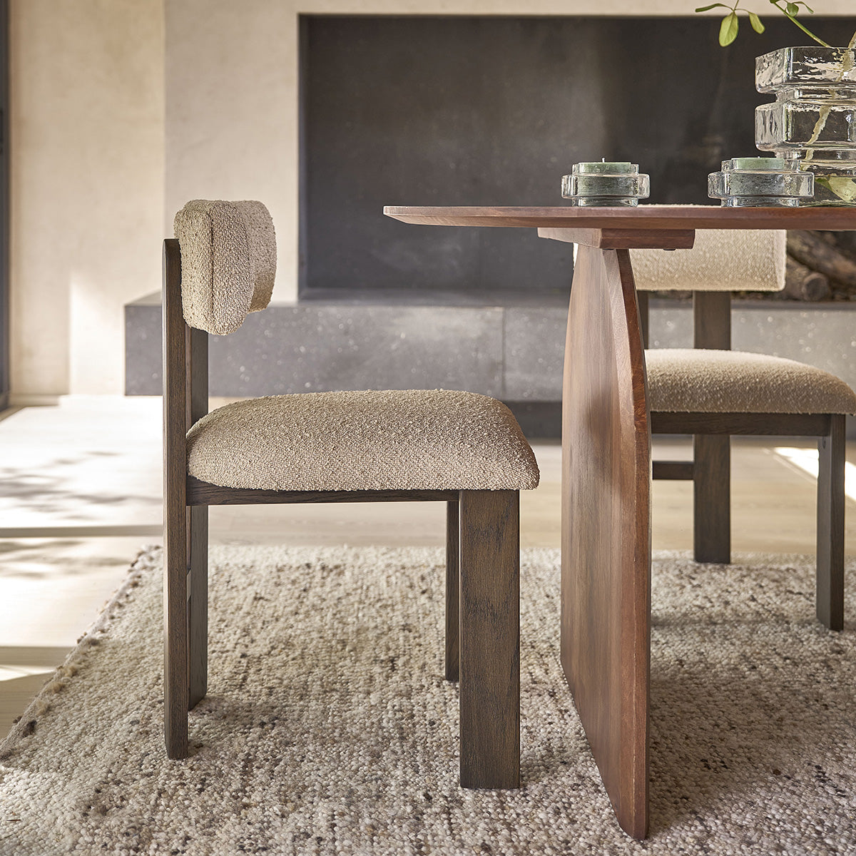 CHA0006-lot_de_2_chaises_en_chene_massif_marron_et_tissu_bouclette_beige-03.jpg