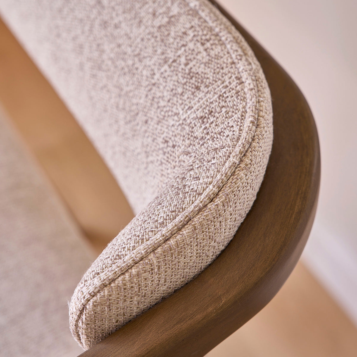 CHA0015-lot_de_2_chaises_en_bois_massif_et_tissu_texture_beige_chine-05.jpg
