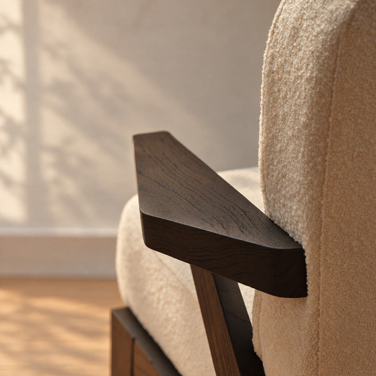 FAU0013-fauteuil_en_mindi_massif_noir_et_tissu_bouclette_creme-05.jpg