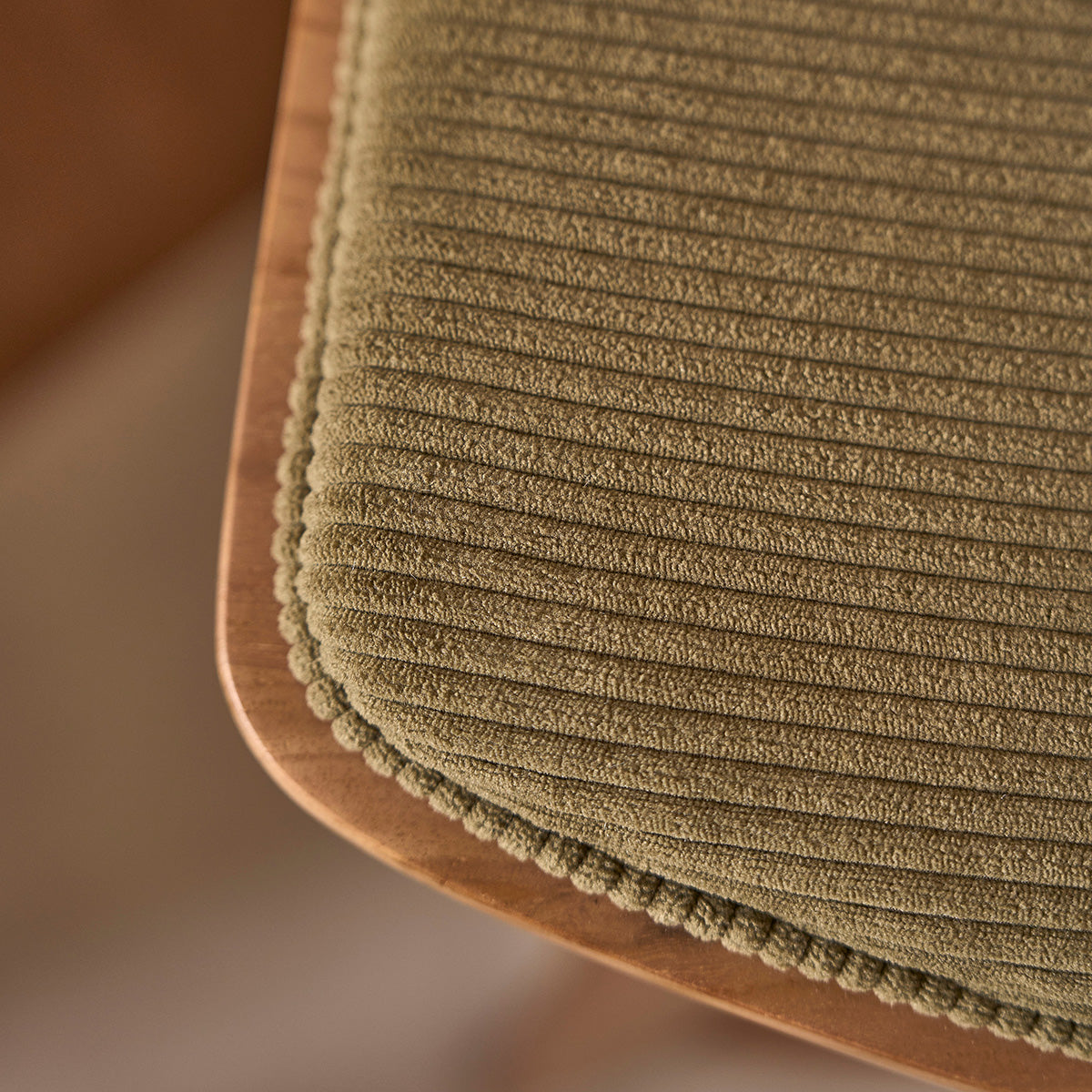TCB0007-tabouret_de_bar_en_teck_massif_assise_velours_cotele_75_cm-05.jpg