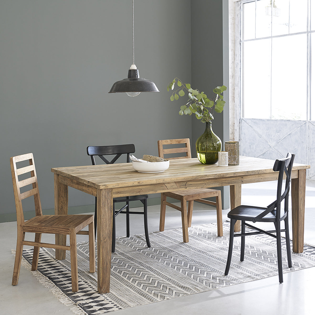 Assortir ou dépareiller ? Réussir le mix & match de chaises autour de la table