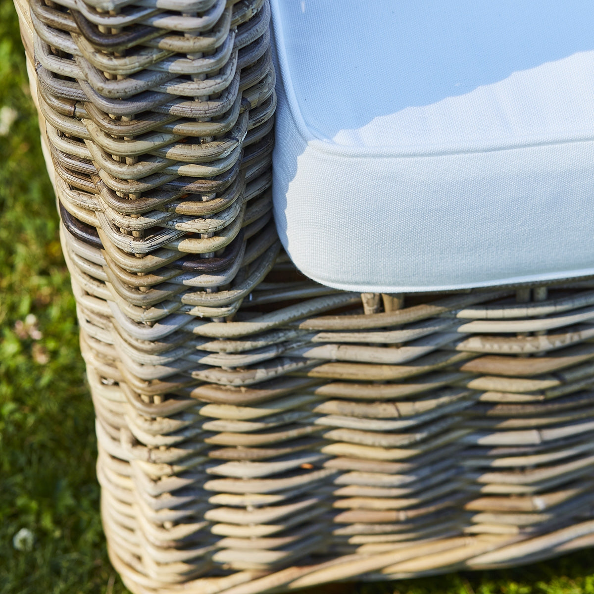 MUSA - Fauteuil de jardin en kubu naturel avec pouf