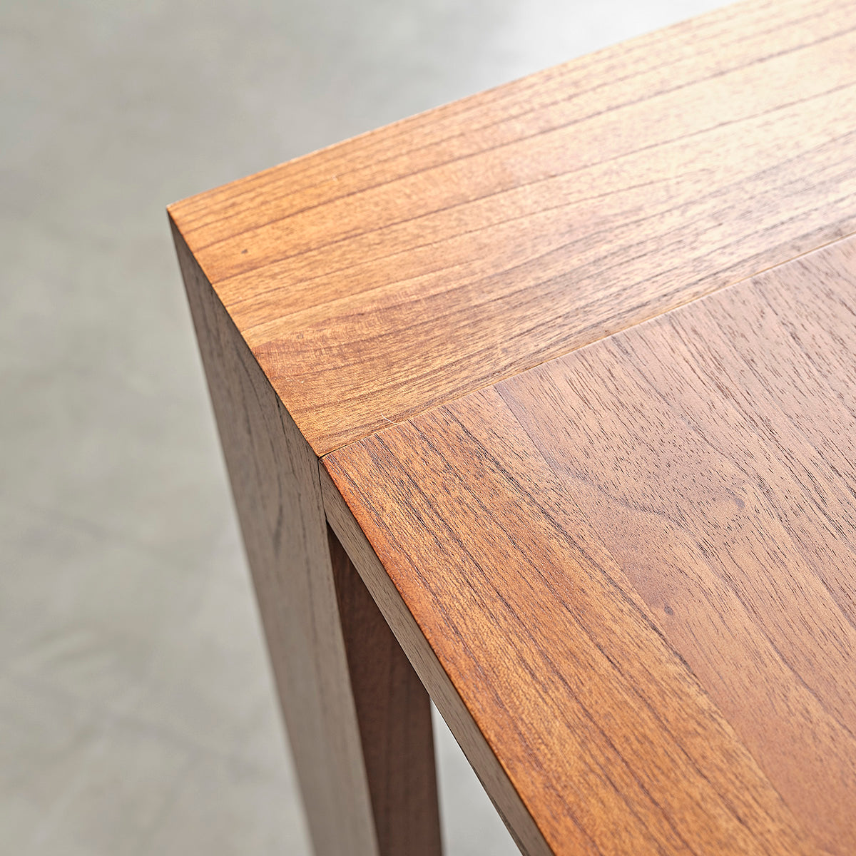 MILO - Table en mindi massif finition noyer 6 pers.