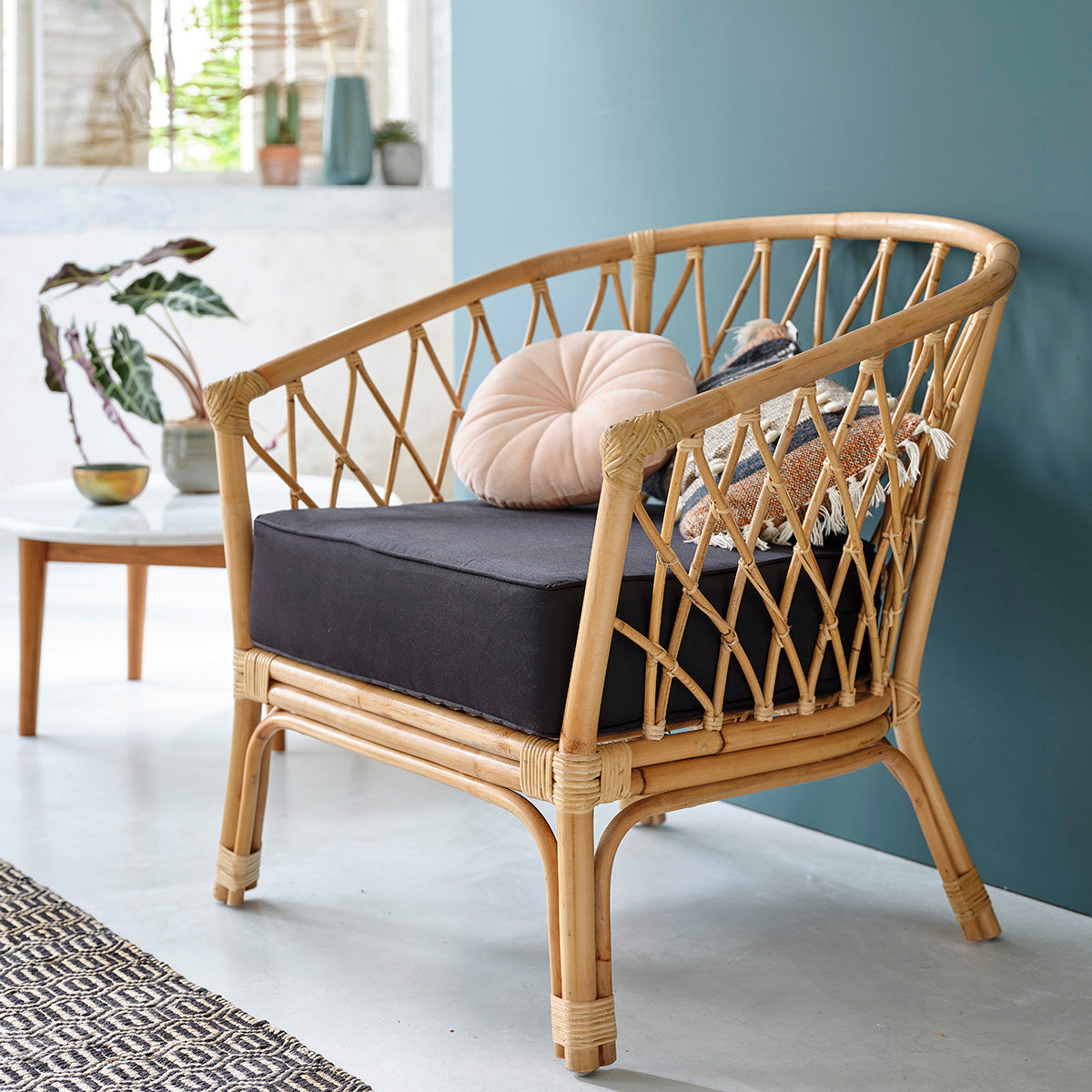 PAOLA - Fauteuil en rotin coussin inclus
