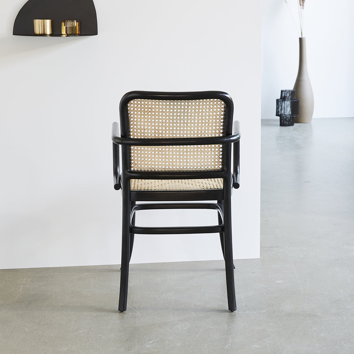 ARON - Chaise avec accoudoirs en acajou massif et cannage