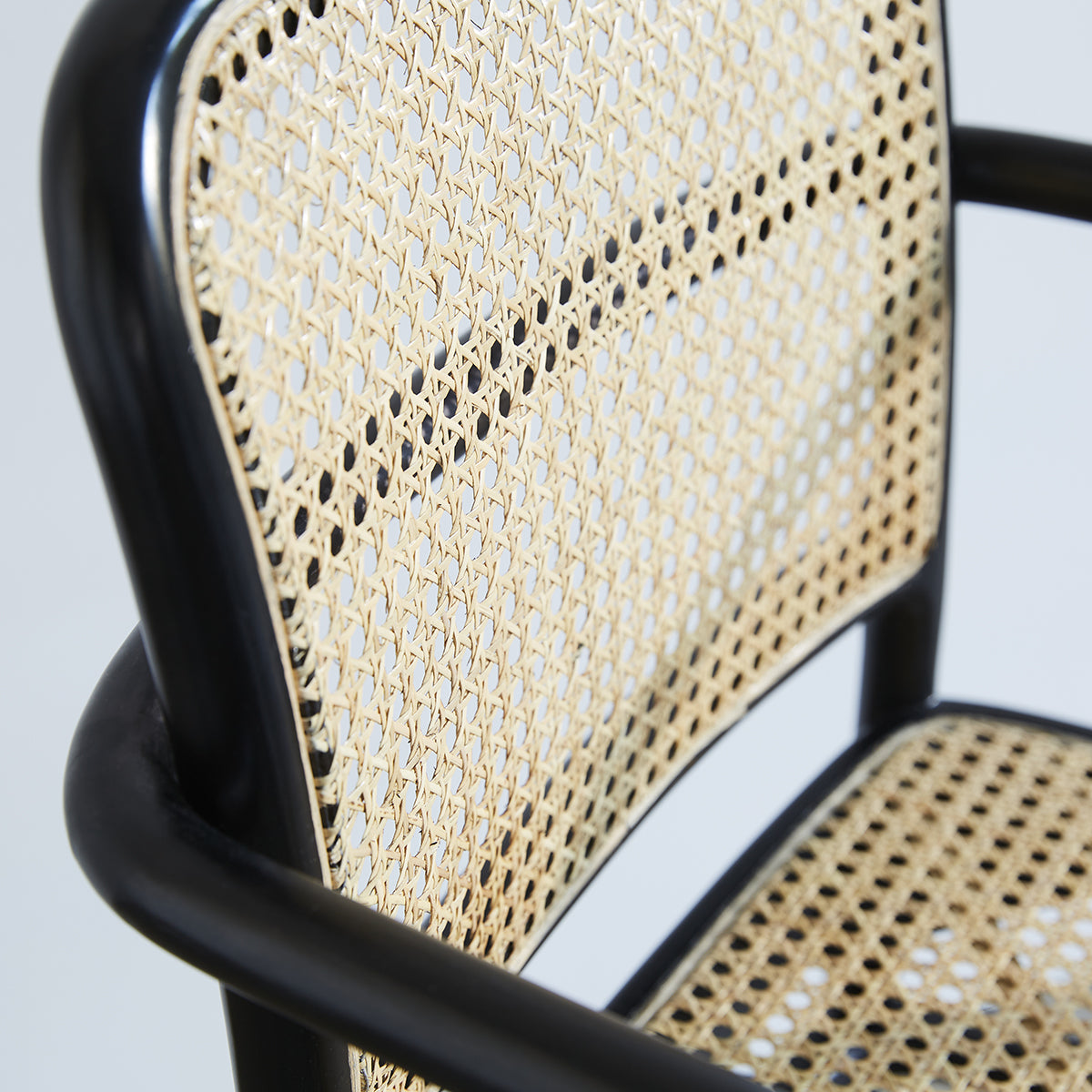 ARON - Chaise avec accoudoirs en acajou massif et cannage