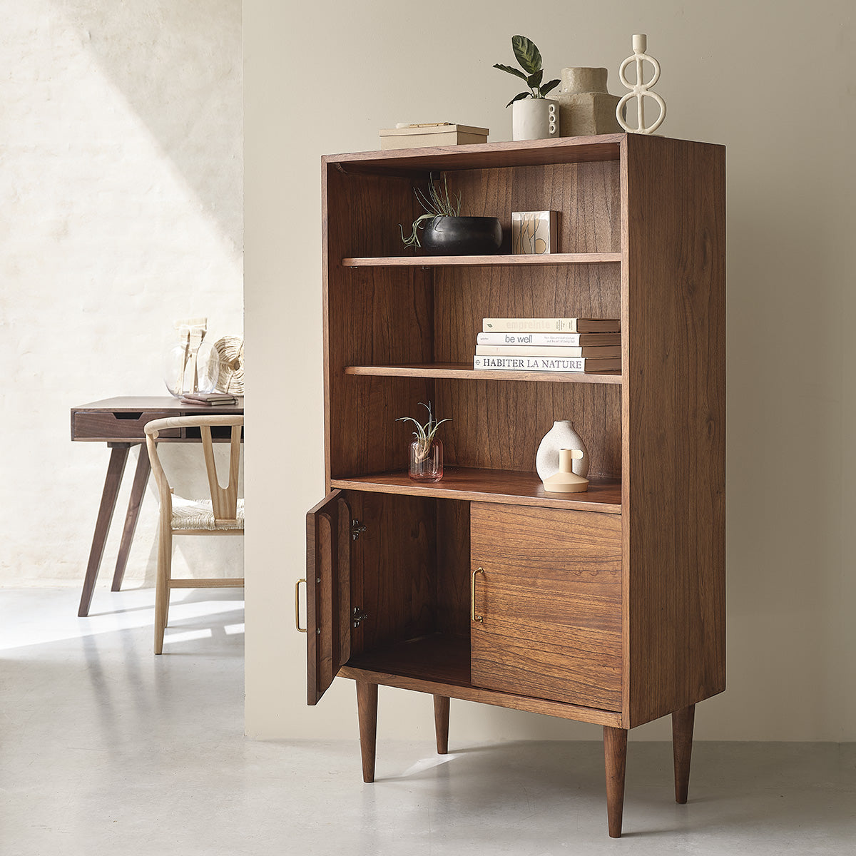 VINTAGE - Bibliothèque haute en mindi massif finition noyer, H 147 cm