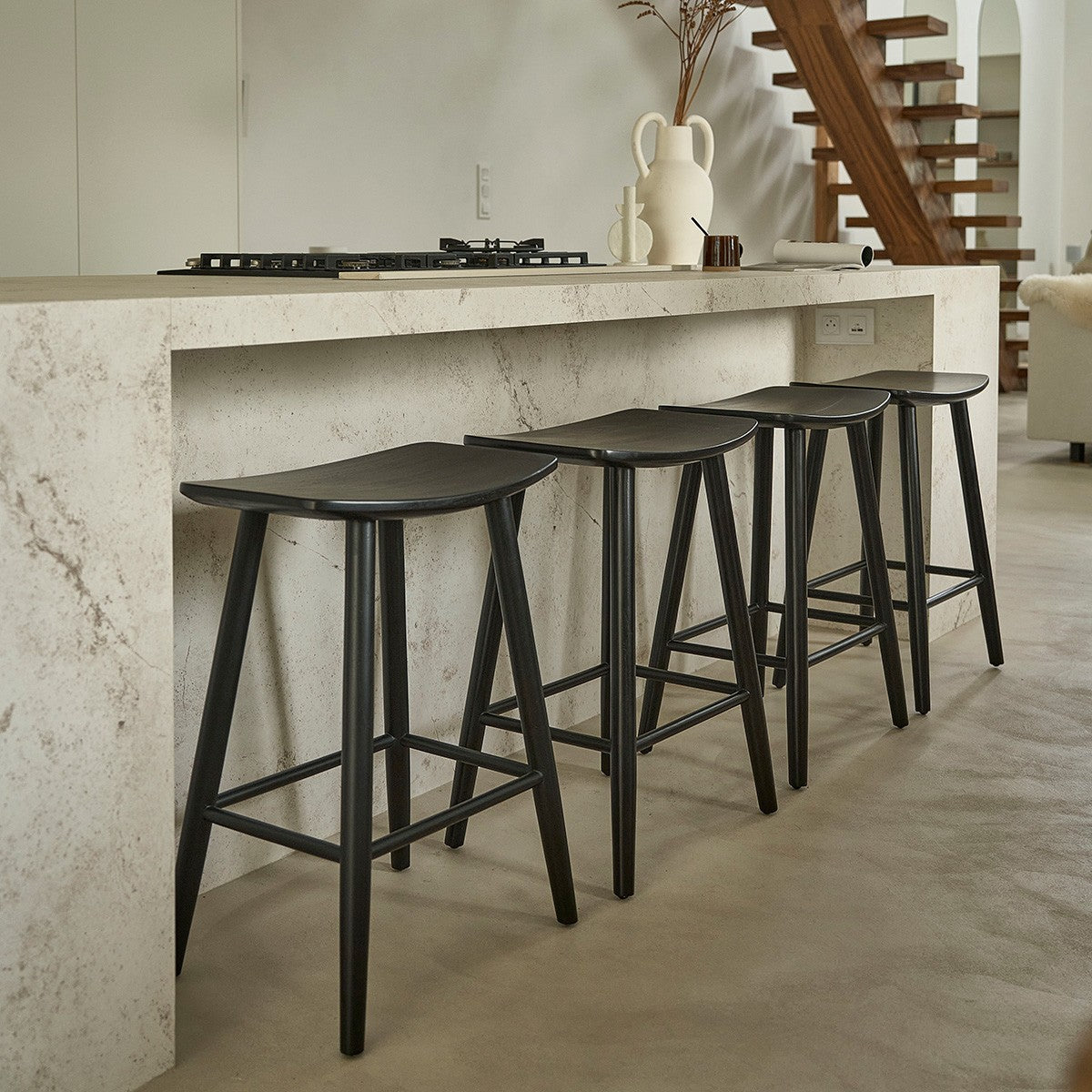 1816B-lot_de_2_tabourets_de_bar_en_teck_massif_noir_75_cm-08.jpg