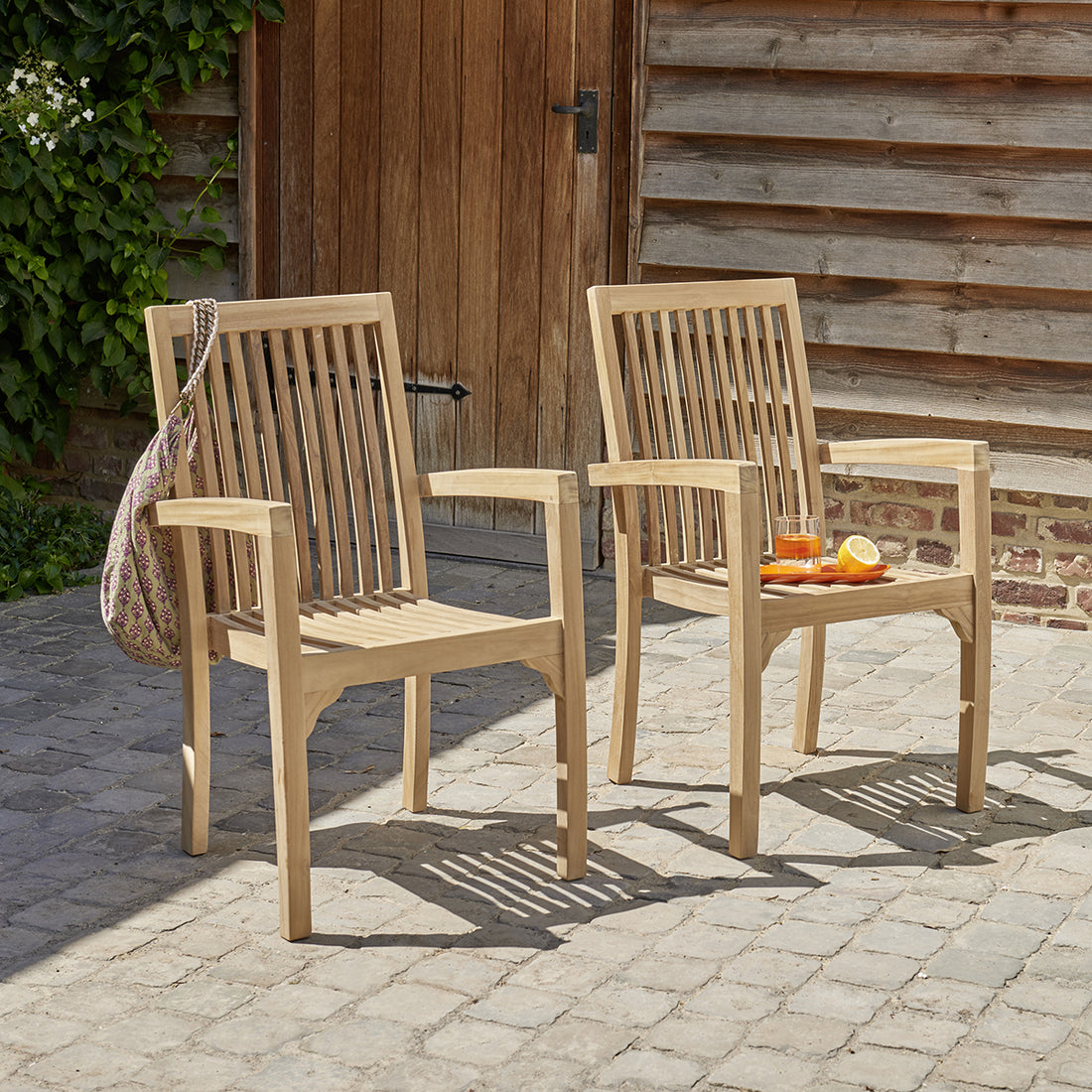 MALTE - Fauteuil de jardin en teck massif empilables (lot de 2)