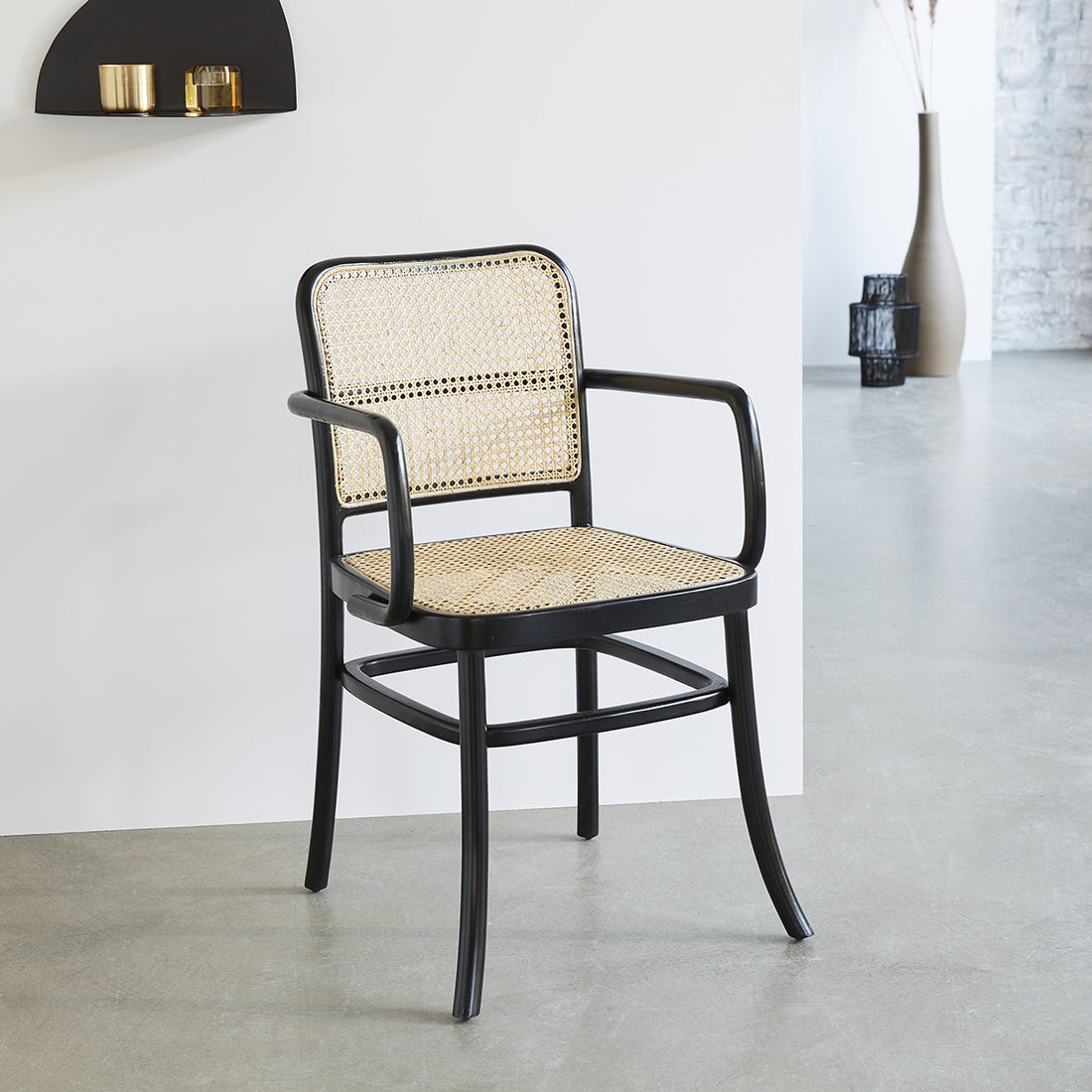 ARON - Chaise avec accoudoirs en acajou massif et cannage