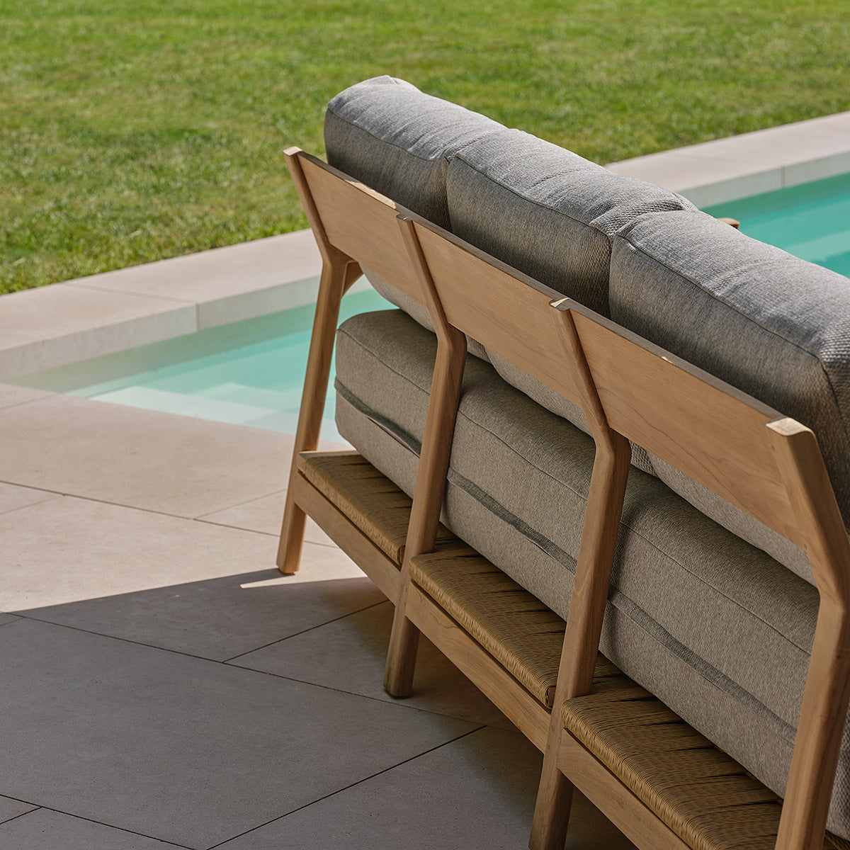 PIANA - Canapé de jardin en teck massif avec coussins gris chiné 3 pers.