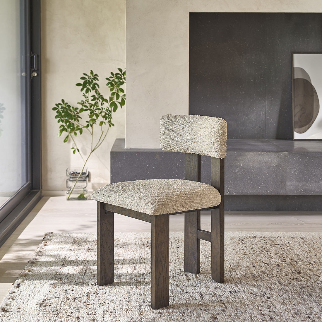 NOÉ - Chaise en chêne massif finition noyer et tissu bouclette beige