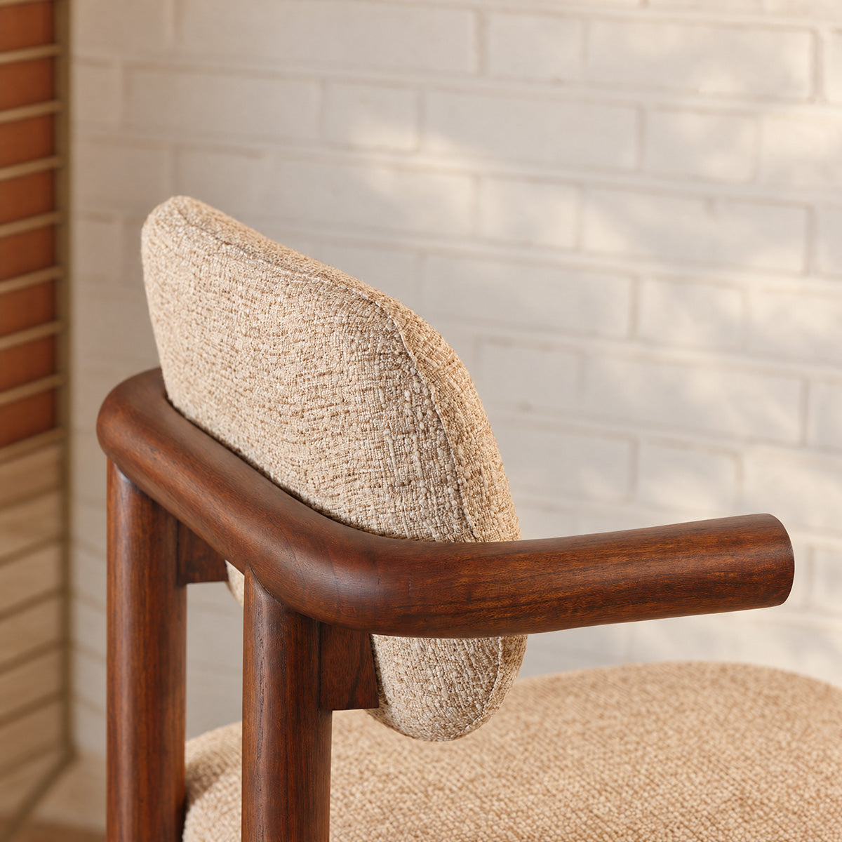 NEO - Lot de 2 chaises en mindi massif et tissu texturé beige chiné