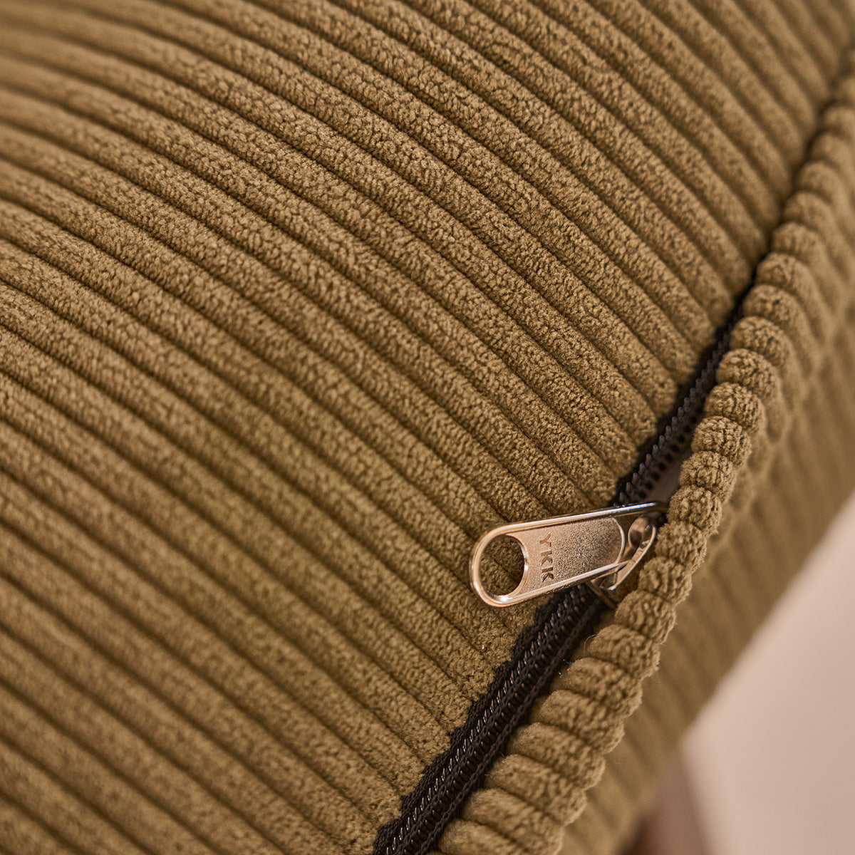 FAU0002-fauteuil_en_mindi_massif_fonce_et_velours_cotele_vert-07.jpg