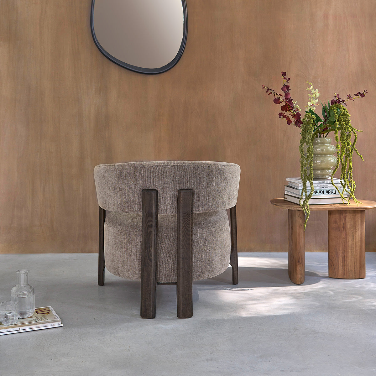 HENRI - Fauteuil en chêne massif finition noyer et tissu chenille taupe