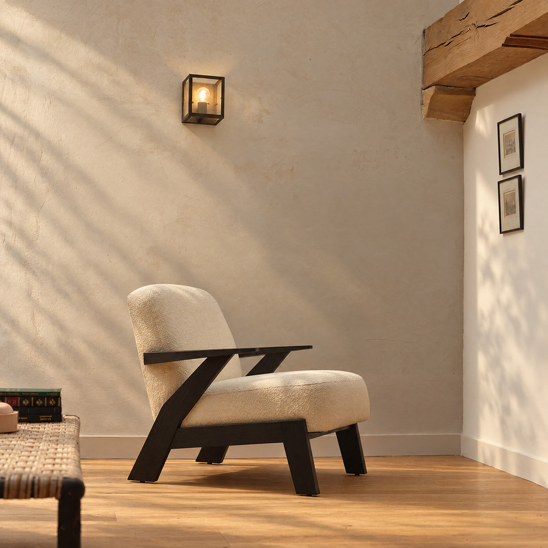 ZOLA - Fauteuil en mindi massif noir et tissu bouclette crème