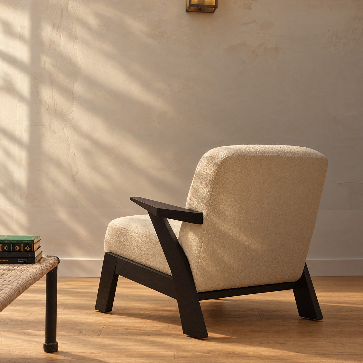 ZOLA - Fauteuil en mindi massif noir et tissu bouclette crème