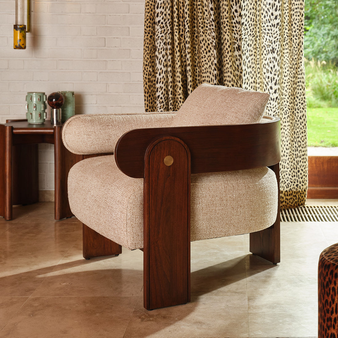 ARCHIBALD - Fauteuil en mindi massif et tissu texturé beige chiné