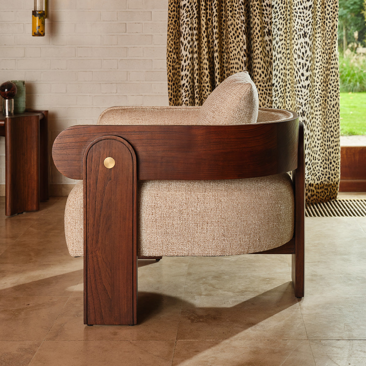 ARCHIBALD - Fauteuil en mindi massif et tissu texturé beige chiné