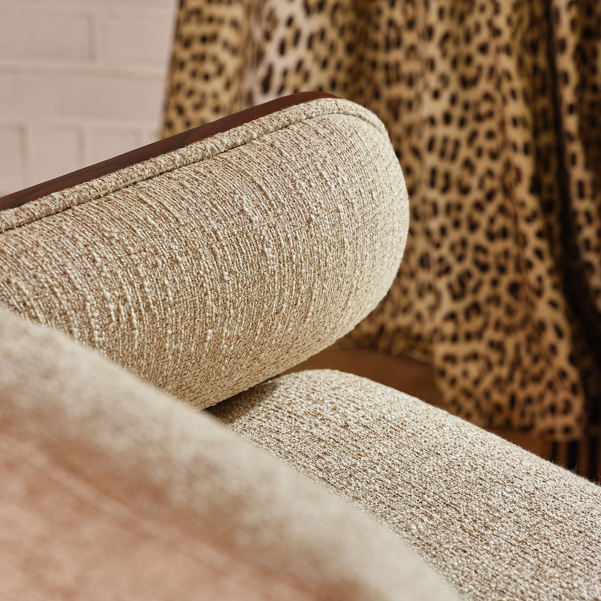 ARCHIBALD - Fauteuil en mindi massif et tissu texturé beige chiné