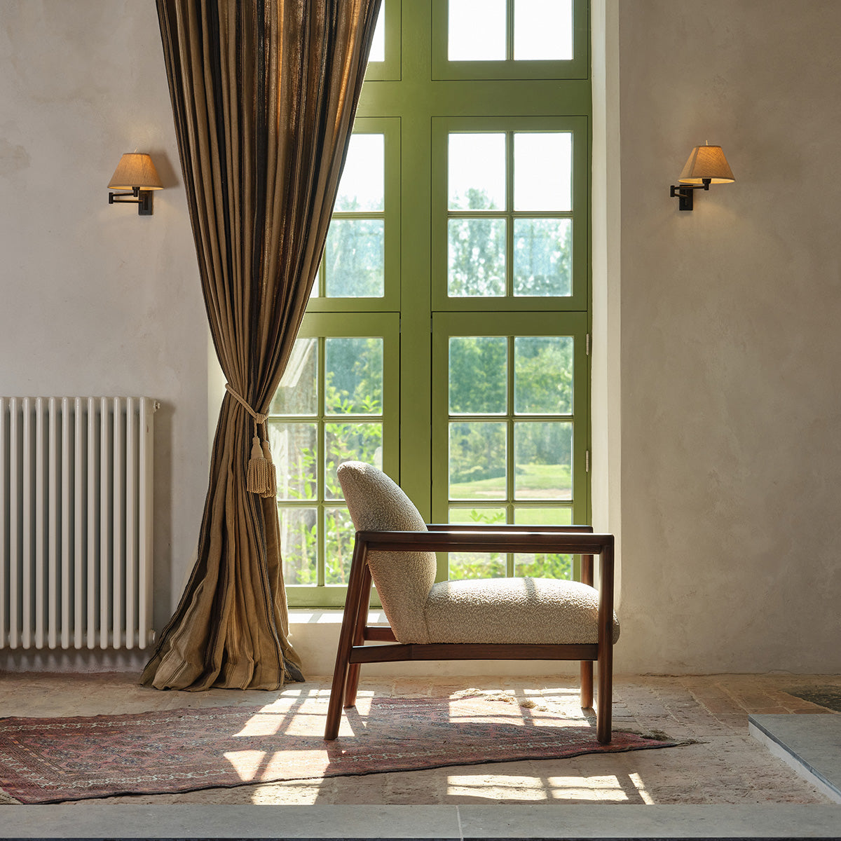GABRIEL - Fauteuil en mindi massif et tissu bouclette taupe chiné