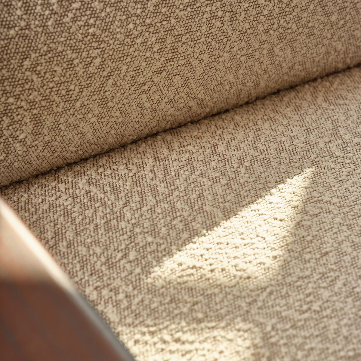 GABRIEL - Fauteuil en mindi massif et tissu bouclette taupe chiné
