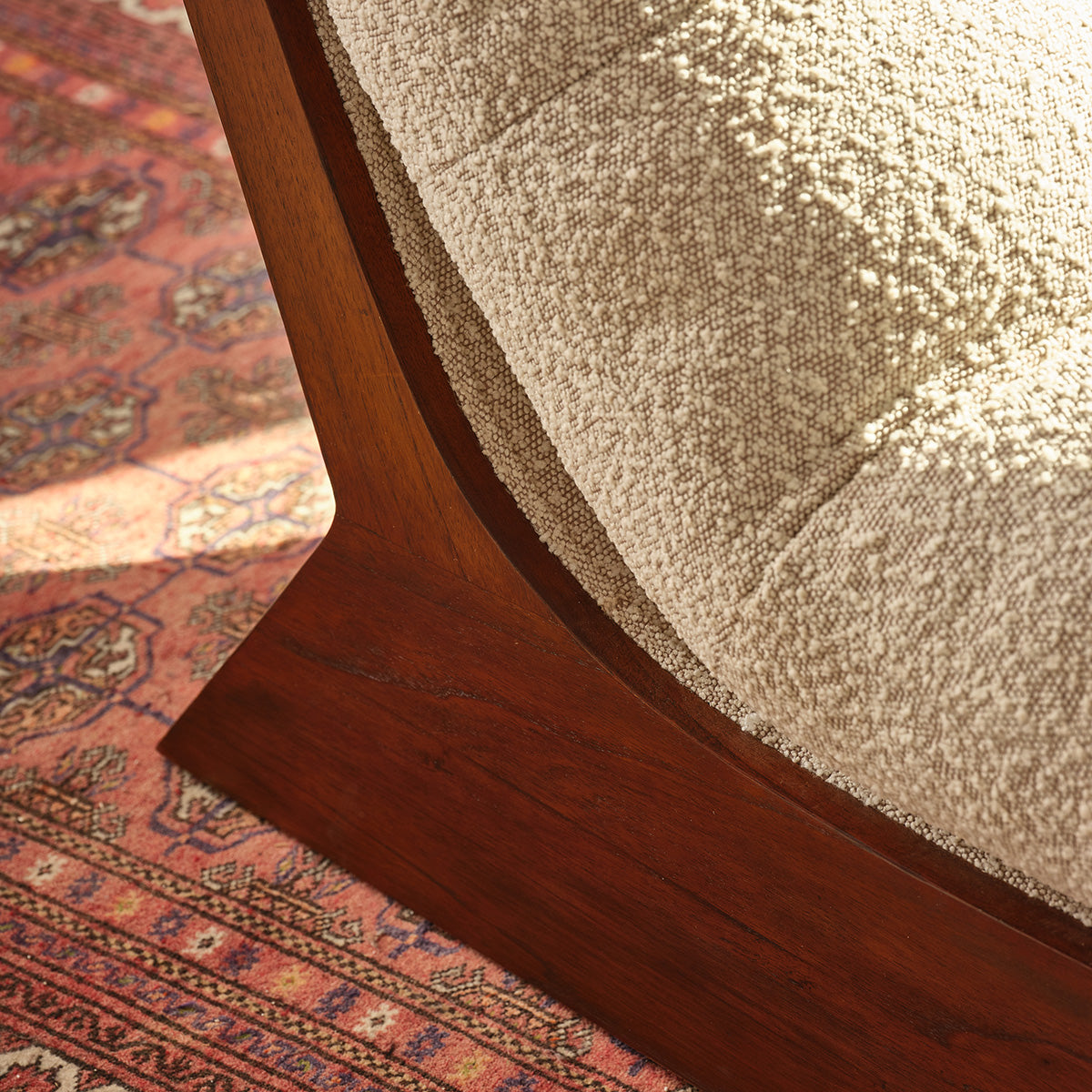 LUCIEN - Fauteuil en mindi massif et tissu bouclette taupe chiné