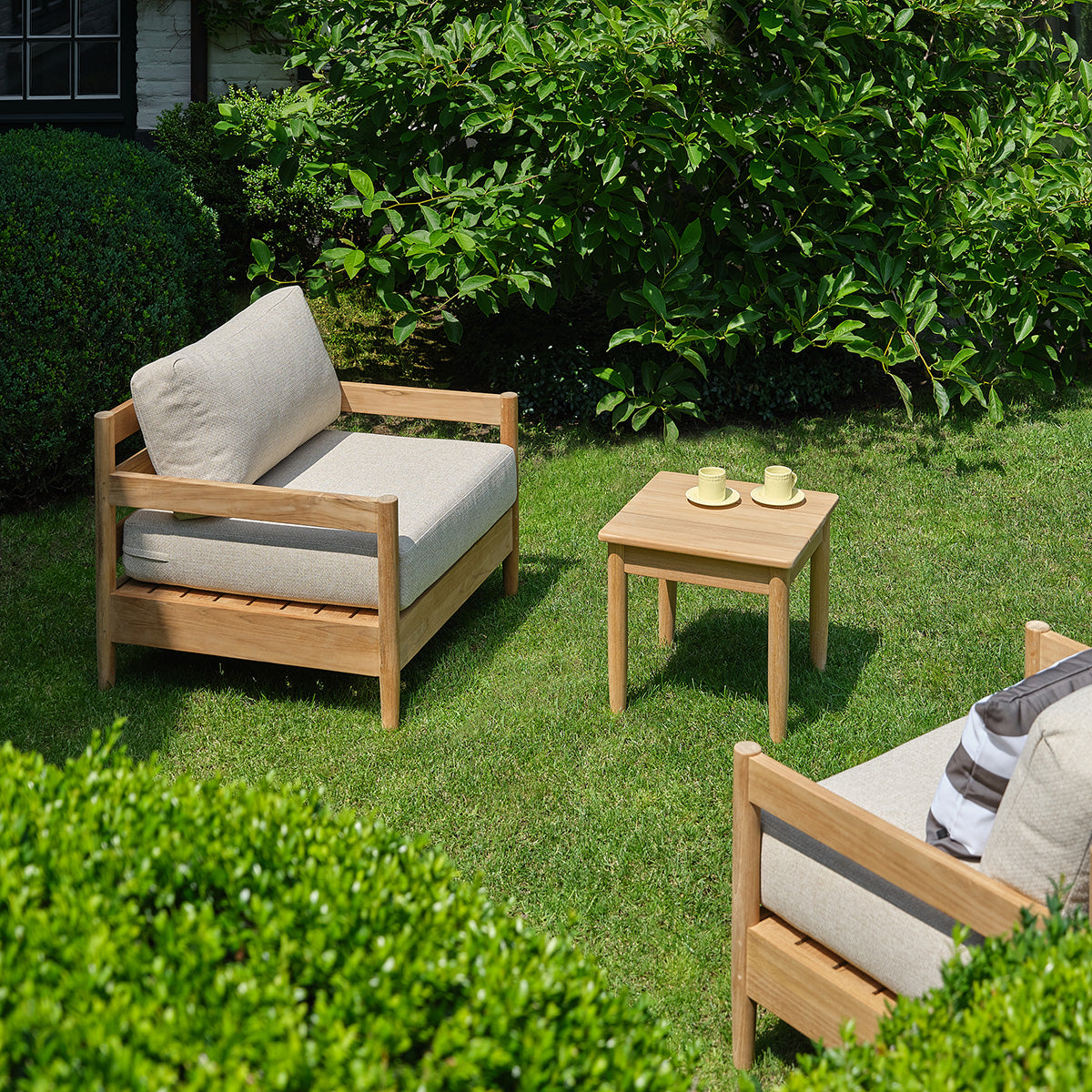 CALVI - Salon de jardin bas en teck massif avec coussins beige chiné 2 pers.