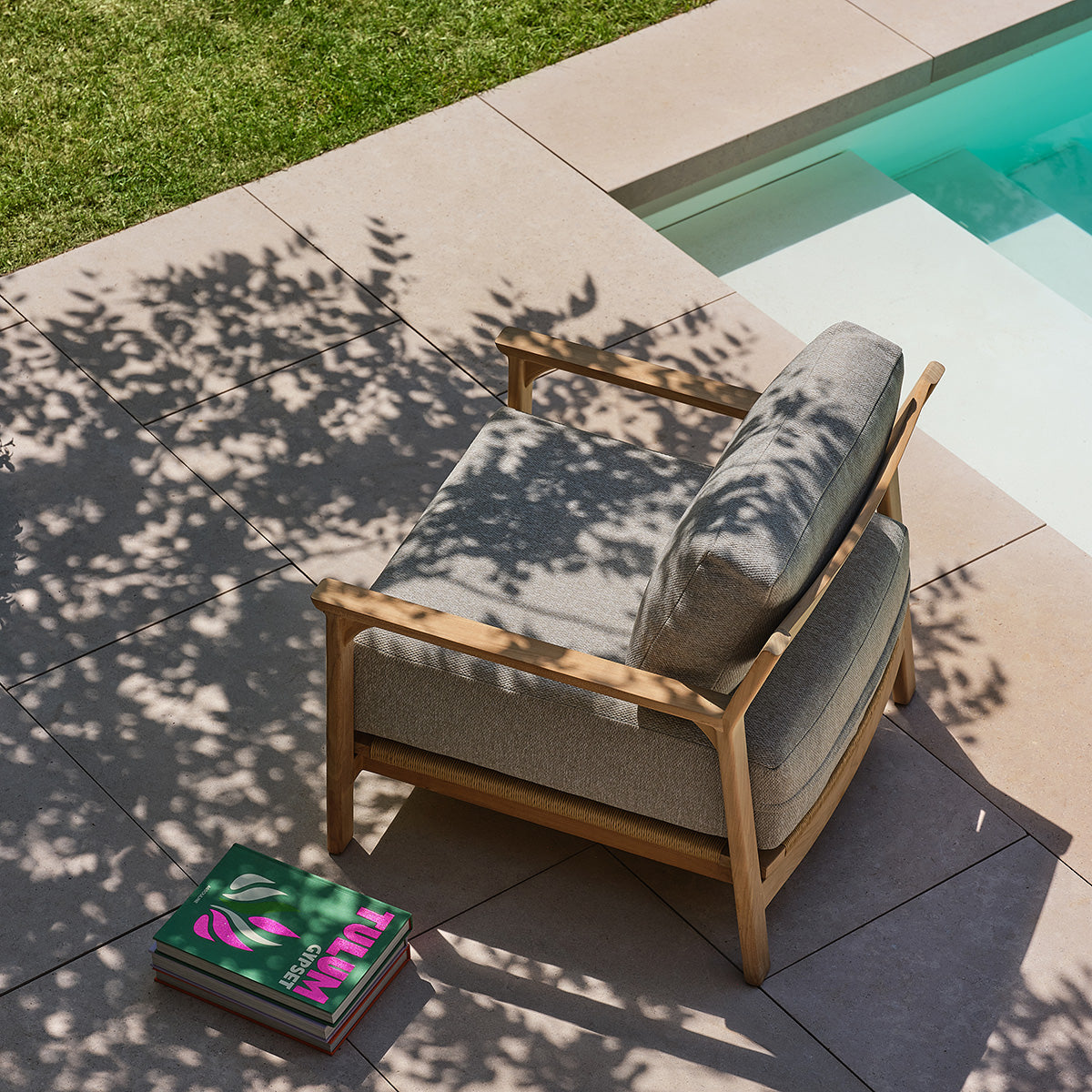 PIANA - Salon de jardin bas en teck massif avec coussins gris chiné 4 pers.