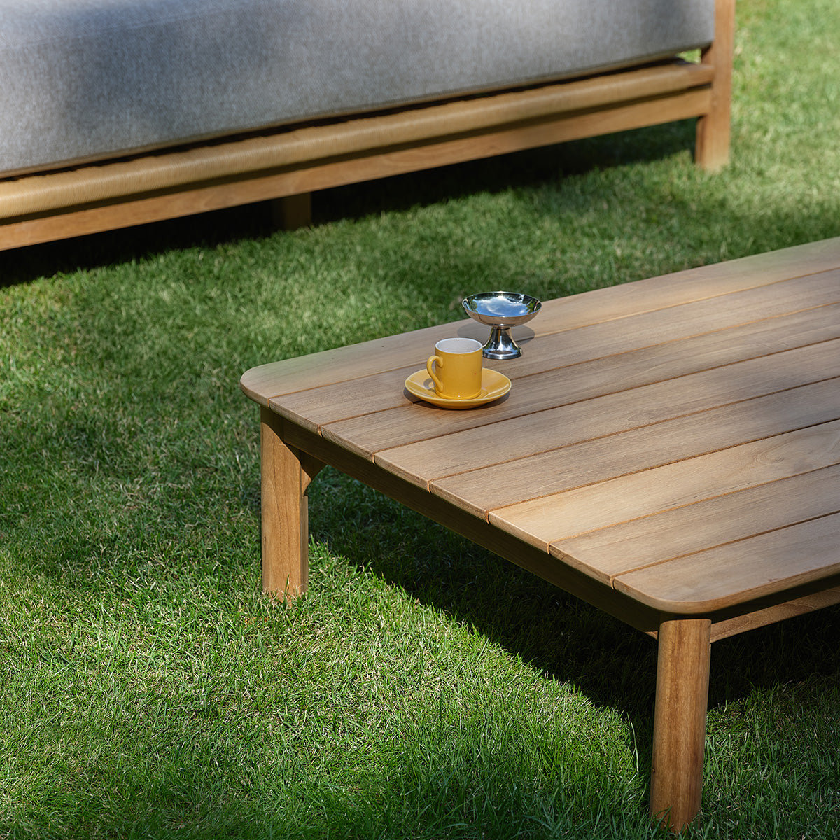 PIANA - Salon de jardin bas en teck massif avec coussins gris chiné 4 pers.