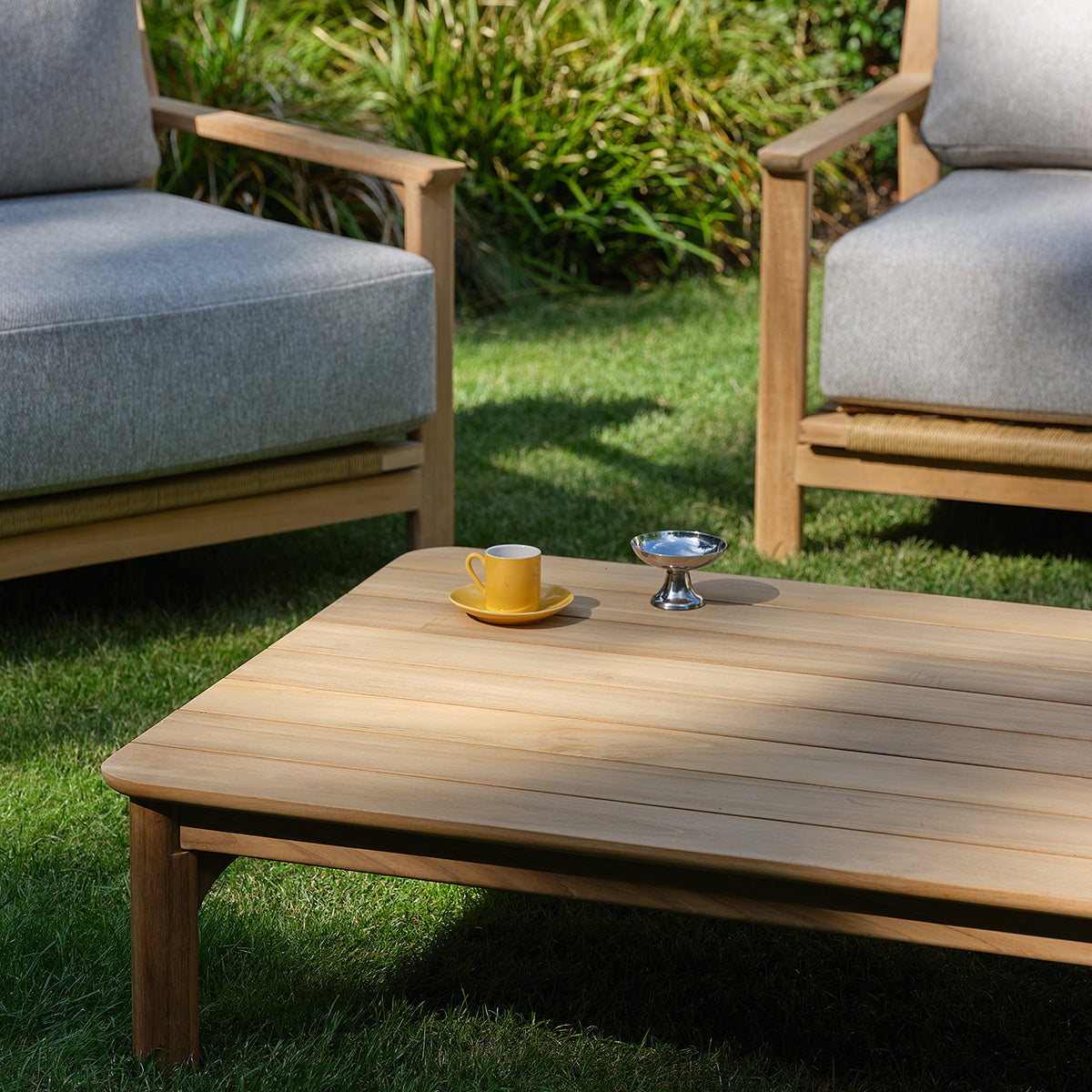 PIANA - Salon de jardin bas en teck massif avec coussins gris chiné 4 pers.