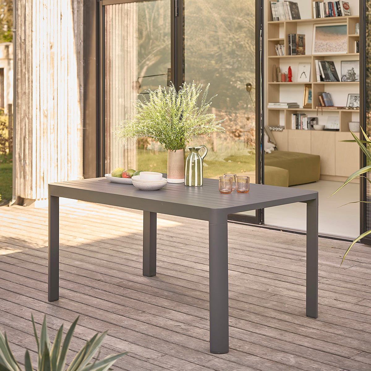 MALTE - Salon de jardin en aluminium et teck massif extensible 6/8 pers.