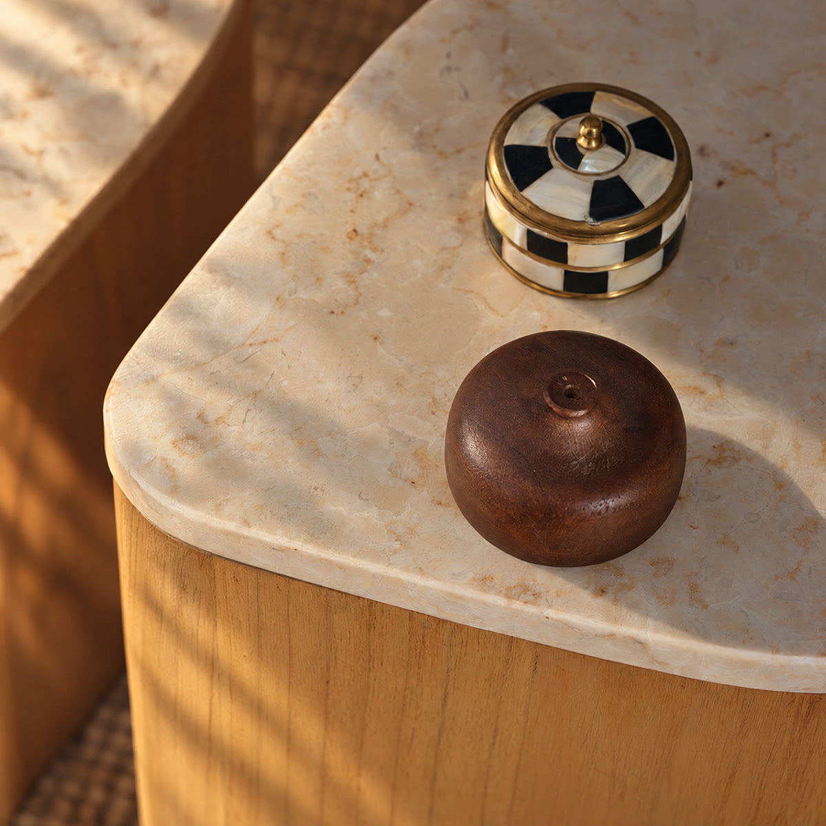 ADA - Table basse en mindi massif naturel et marbre 56,5 cm