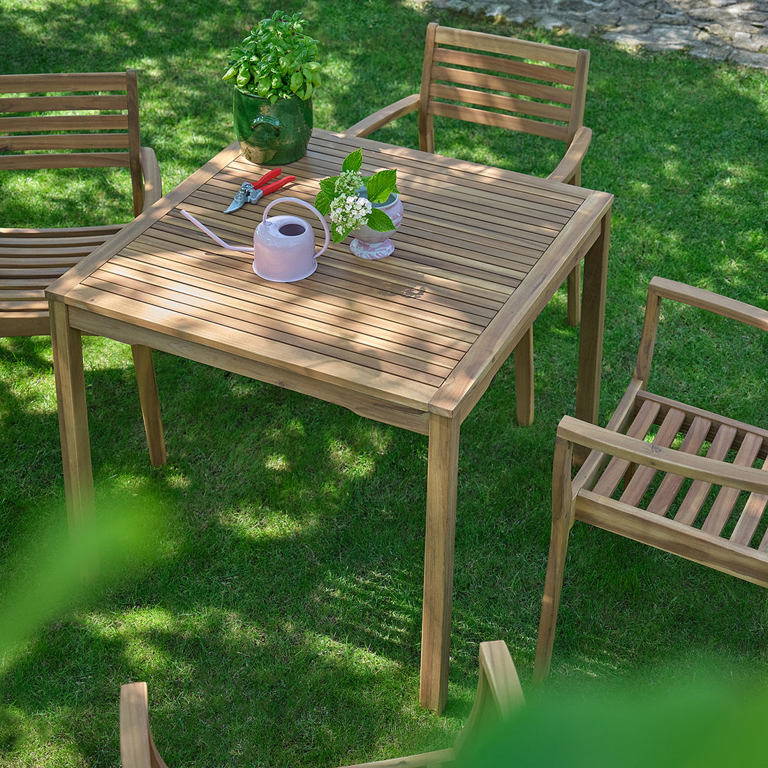 MILOS - Table de jardin en acacia massif huilé 90 cm