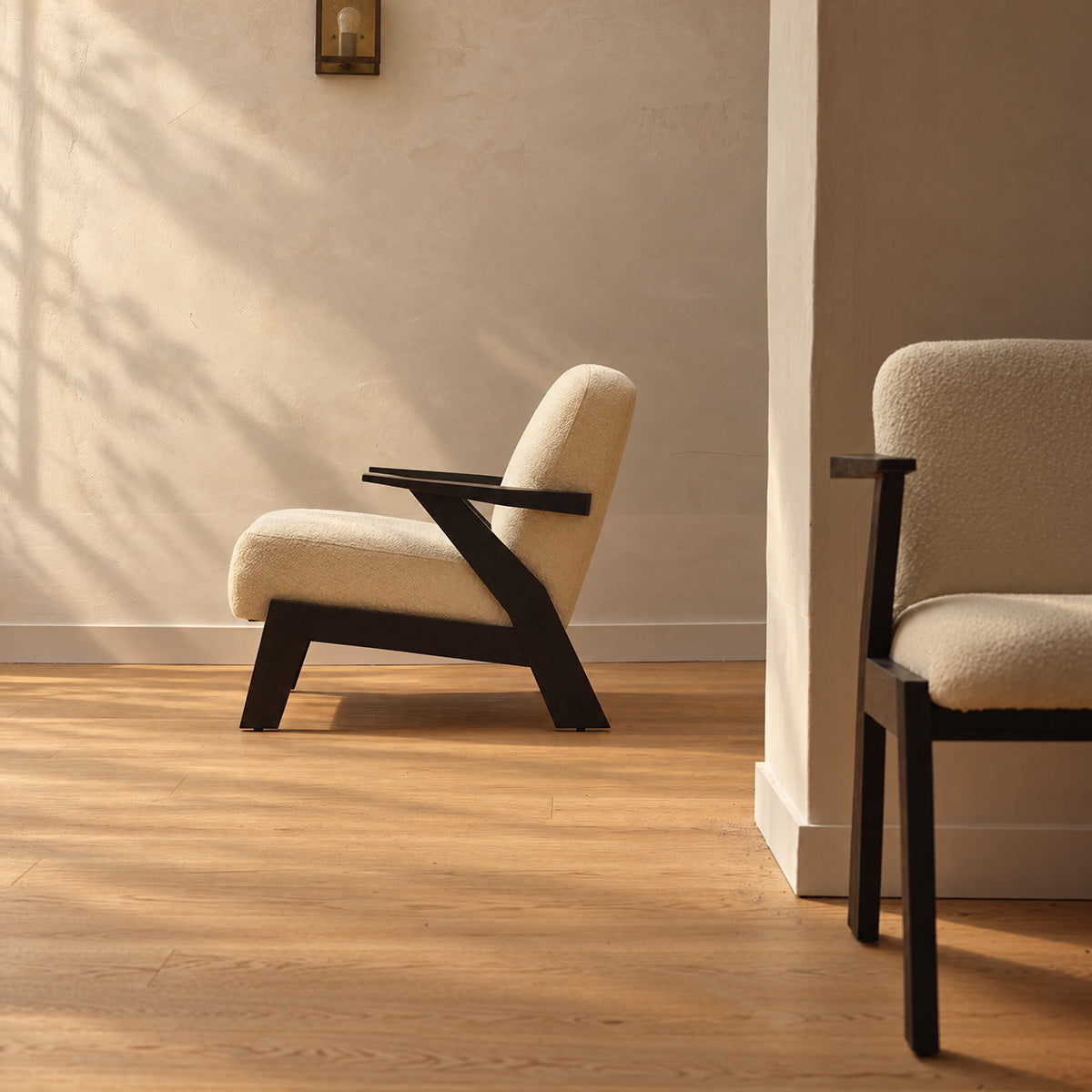 ZOLA - Fauteuil en mindi massif noir et tissu bouclette crème